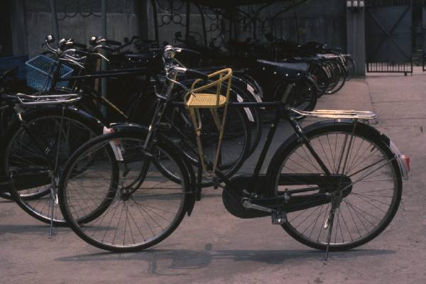 hz005HangDa dorm bicycle closeup.jpg 31.3K