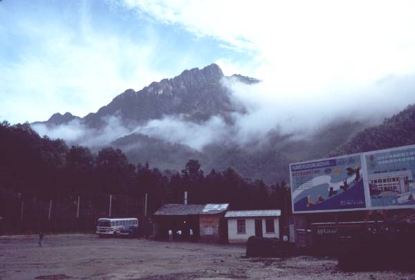 HuangShan, before, blue sky over bus depot.jpg 21.0K