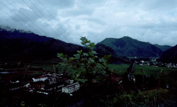 HuangShan, Z village in a valley.jpg 22.9K