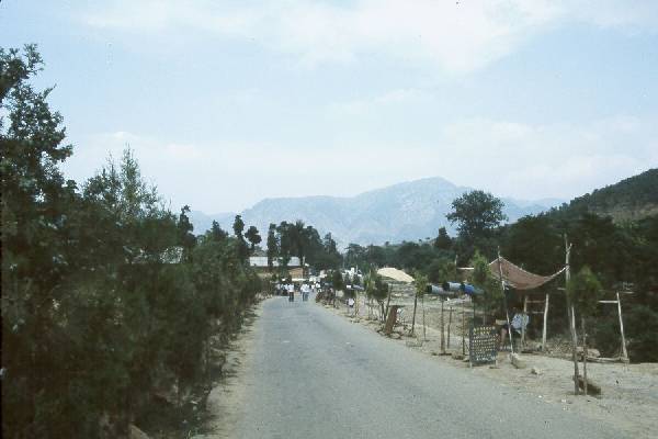 Telescopes pointing at Bodhidharma's cave near Shaolin temple.jpg 26.0K